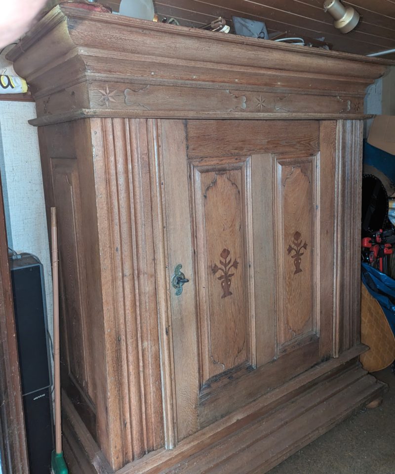 Schwälmer Schrank 1760 mit Blumenintarsien