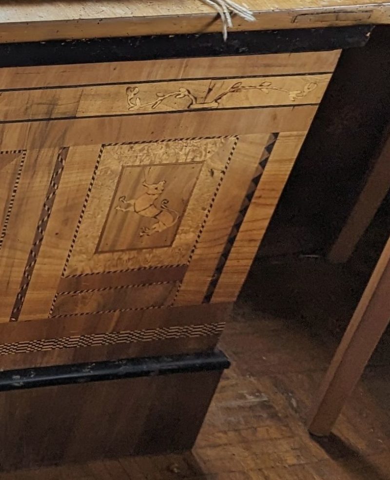 Schöne Biedermeier Truhe 1844 mit Pferden-, Blumen und Rankenintarsien – Bild 6