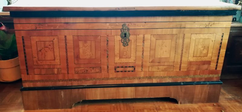 Schöne Biedermeier Truhe 1844 mit Pferden-, Blumen und Rankenintarsien – Bild 7