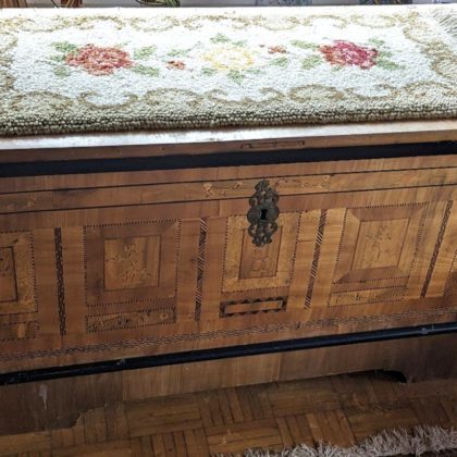 Schöne Biedermeier Truhe 1844 mit Pferden-, Blumen und Rankenintarsien