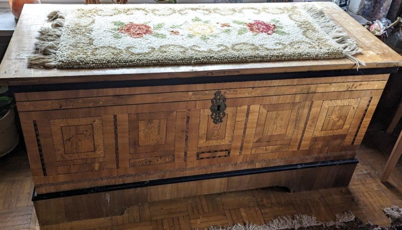 Schöne Biedermeier Truhe 1844 mit Pferden-, Blumen und Rankenintarsien