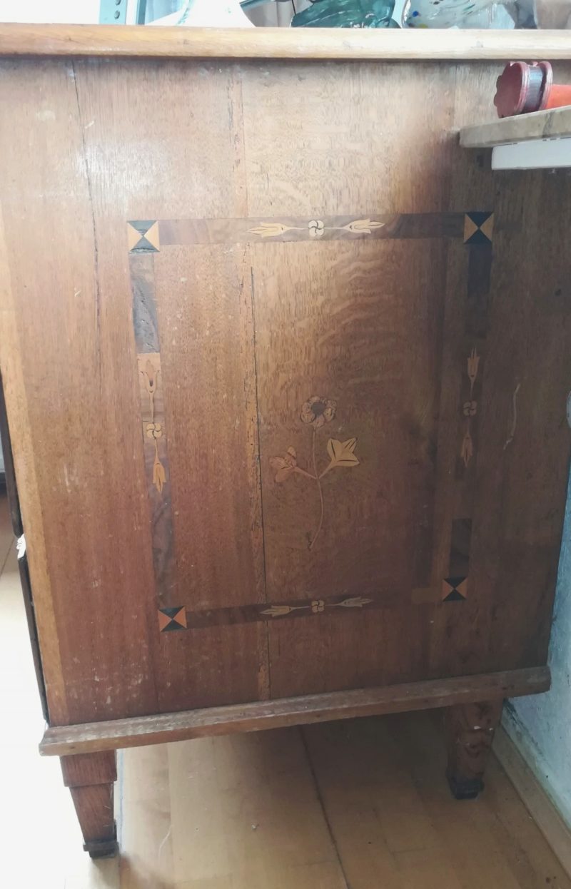 Dreischübige Louis-seize Kommode 1780 mit geometrischem Bandelwerk intarsiert – Bild 2
