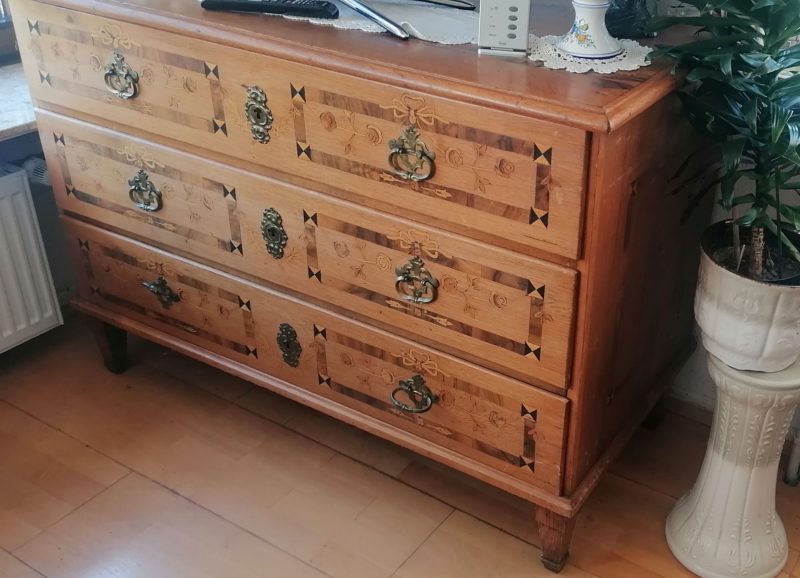 Dreischübige Louis-seize Kommode 1780 mit geometrischem Bandelwerk intarsiert – Bild 3