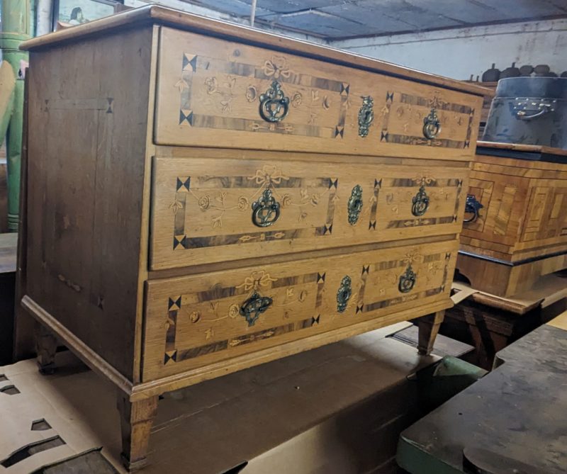 Dreischübige Louis-seize Kommode 1780 mit geometrischem Bandelwerk intarsiert – Bild 4