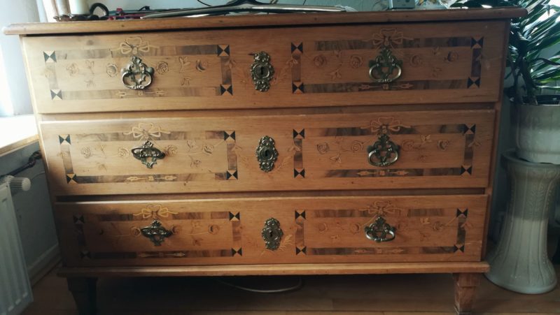 Dreischübige Louis-seize Kommode 1780 mit geometrischem Bandelwerk intarsiert – Bild 5