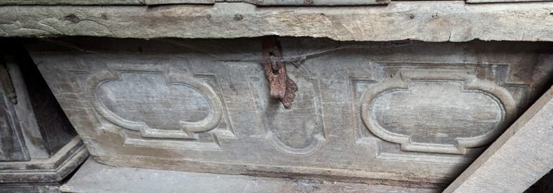 Barocke Eichenholztruhe mit geschnitzten Füllungen, um 1720–1740
