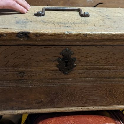 Kleine Eichenholz-Schatzkiste, wohl 18./frühes 19. Jahrhundert