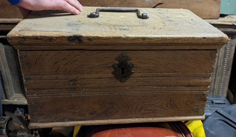 Kleine Eichenholz-Schatzkiste, wohl 18./frühes 19. Jahrhundert