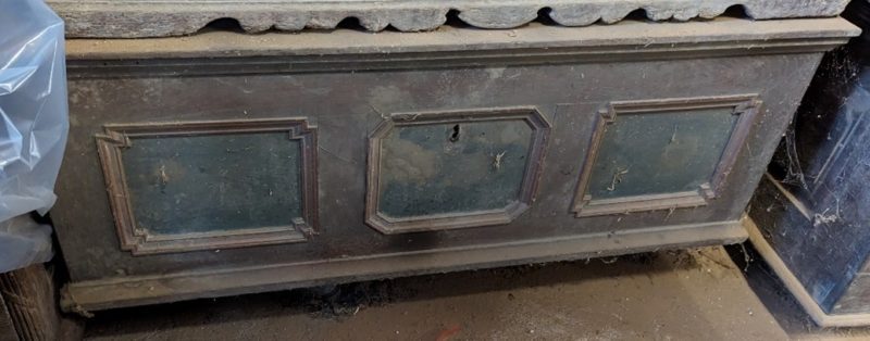 Ländliche Barocktruhe mit drei Füllungen, um 1800