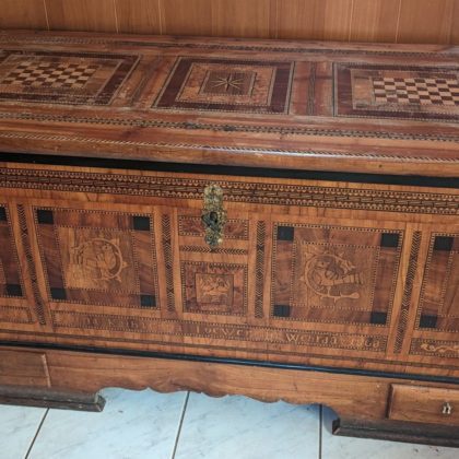Biedermeier-Truhe mit Intarsien, datiert 1868