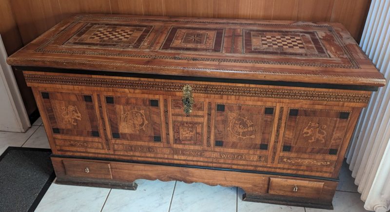 Biedermeier-Truhe mit Intarsien, datiert 1868