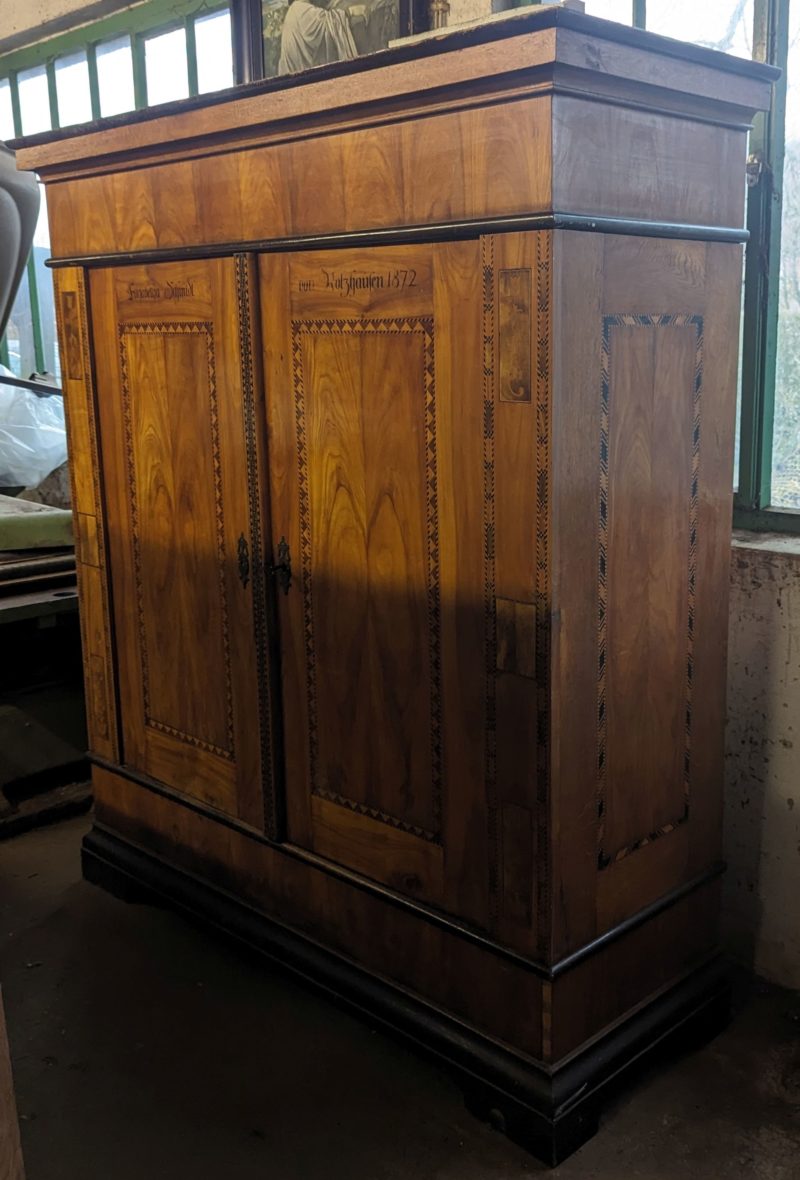 Biedermeier Schrank ca. 1820 mit vielen Intarsien Schellack lackiert