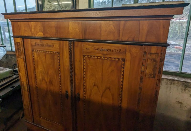 Biedermeier Schrank ca. 1820 mit vielen Intarsien Schellack lackiert – Bild 2