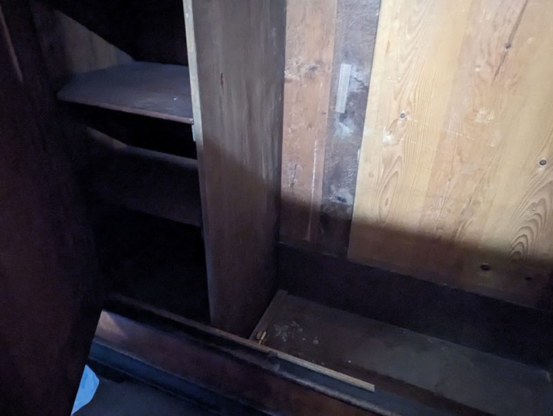 Biedermeier Schrank ca. 1820 mit vielen Intarsien Schellack lackiert – Bild 4