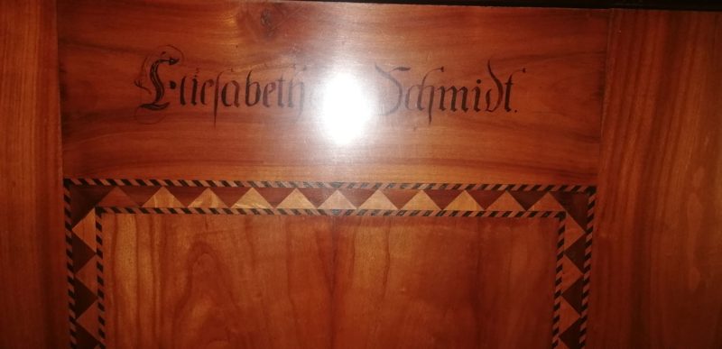 Biedermeier Schrank ca. 1820 mit vielen Intarsien Schellack lackiert – Bild 9
