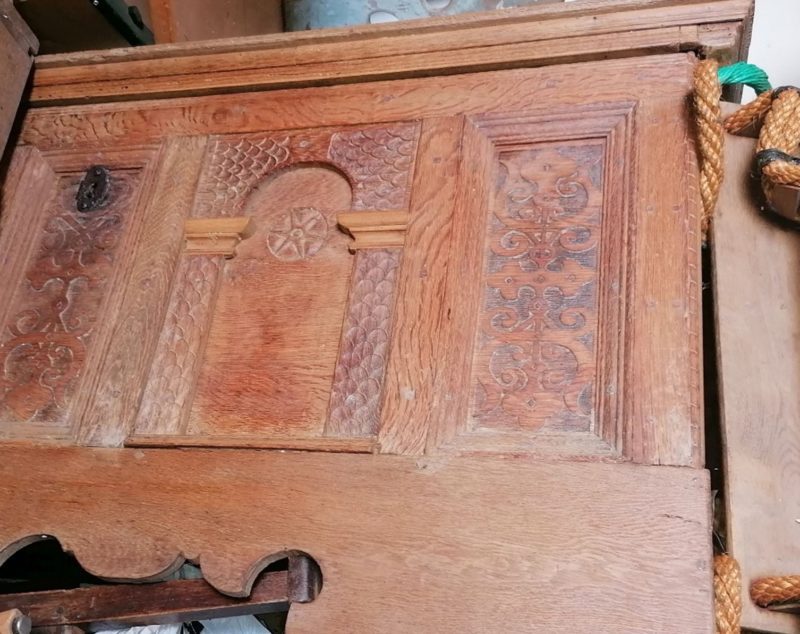 Barocke Truhe aus der Zeit um 1740 mit geschnitzten Schuppen
