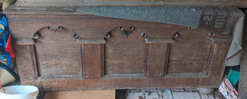 Barocke Eichenholztruhe mit geschnitzten Rocaillen und Füllungen um 1740