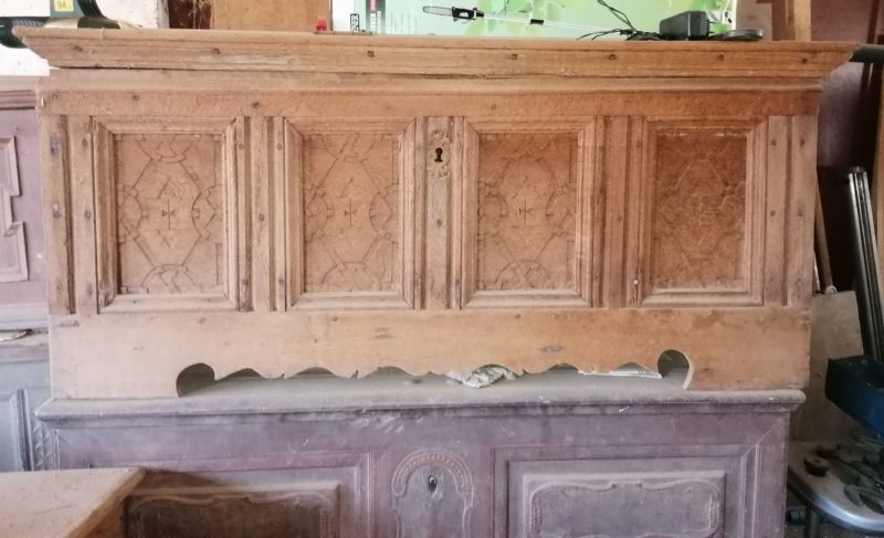 Barock-Truhe 1760 mit Flach-Schnitzereien auf den 4 Füllungen