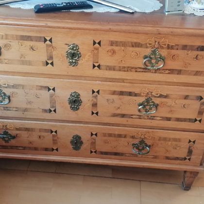 Dreischübige Louis-seize Kommode 1780 mit geometrischem Bandelwerk intarsiert