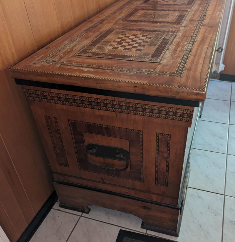Biedermeier-Truhe mit Intarsien, datiert 1868 – Bild 2
