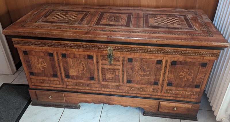 Biedermeier-Truhe mit Intarsien, datiert 1868 – Bild 5