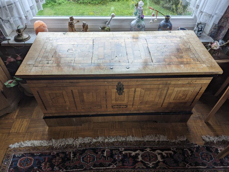 Schöne Biedermeier Truhe 1844 mit Pferden-, Blumen und Rankenintarsien – Bild 9