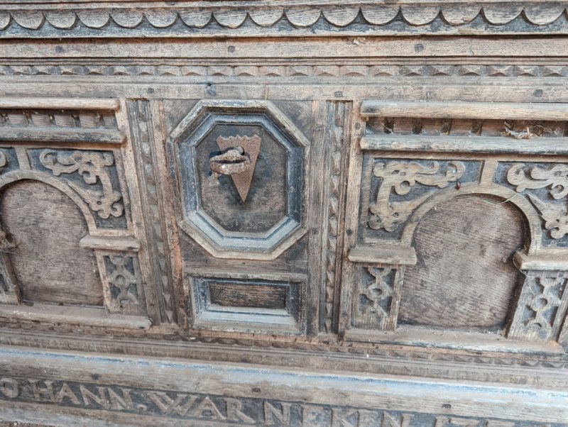Barocke Eichenholztruhe von 1735, signiert „JOHANN WARNEKEN 1735“ – Bild 3
