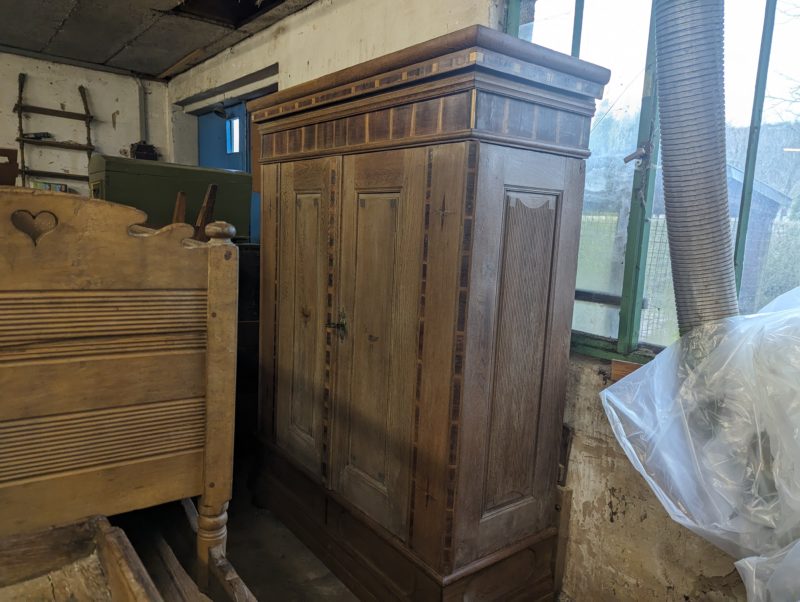 Louis-seize Schrank 1770 mit Vögeln und Sternen intarsiert