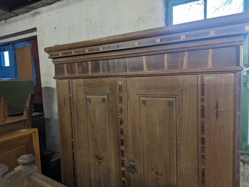 Louis-seize Schrank 1770 mit Vögeln und Sternen intarsiert – Bild 3