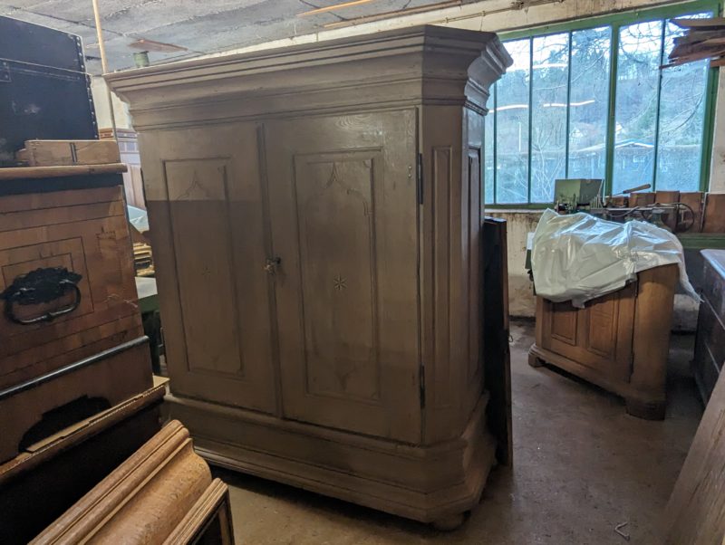 Barockschrank ca. 1750 mit 45 Grad abgeschrägten Seiten + Intarsien