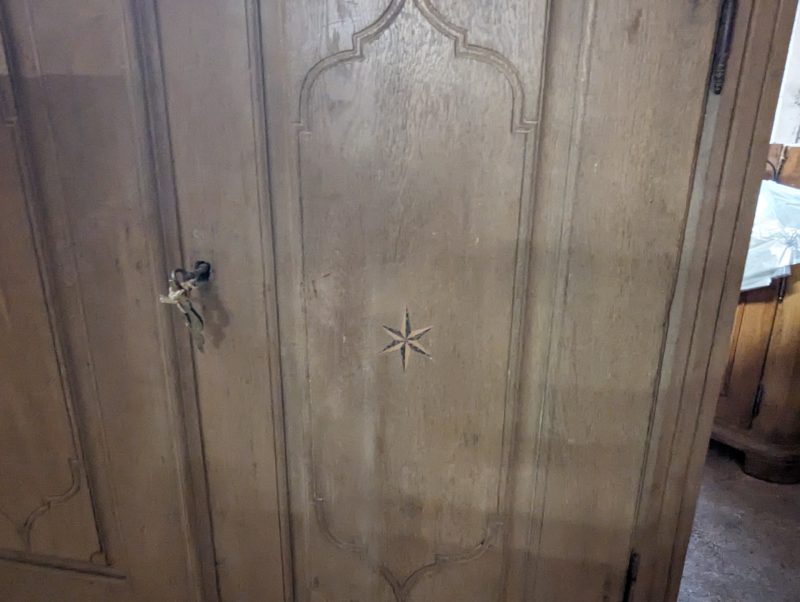 Barockschrank ca. 1750 mit 45 Grad abgeschrägten Seiten + Intarsien – Bild 2