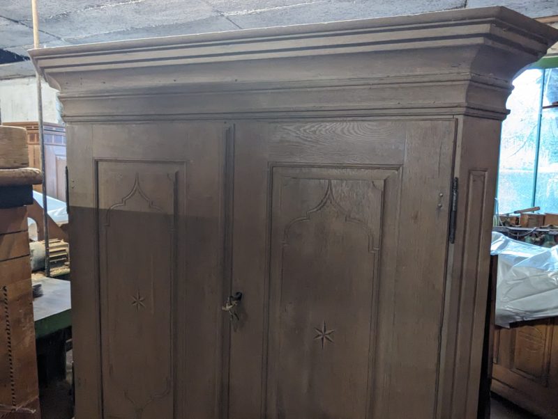 Barockschrank ca. 1750 mit 45 Grad abgeschrägten Seiten + Intarsien – Bild 3