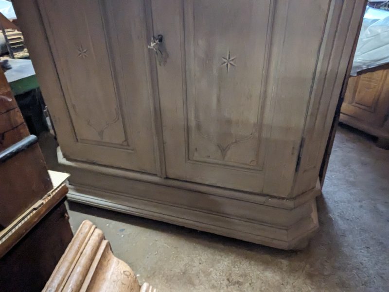 Barockschrank ca. 1750 mit 45 Grad abgeschrägten Seiten + Intarsien – Bild 4