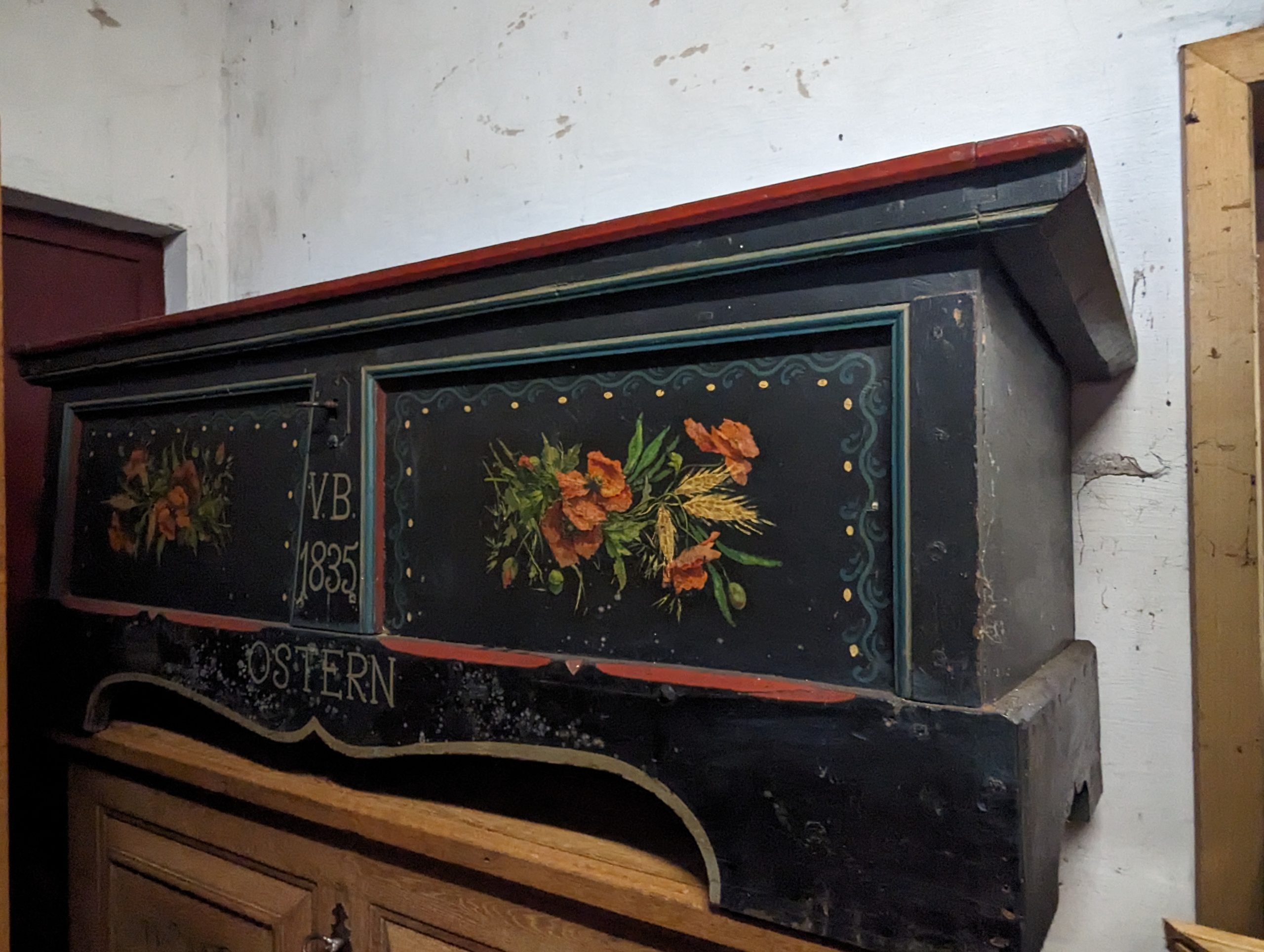 Bemalte Bauerntruhe „OSTERN“, datiert 1835 – Südwestdeutschland