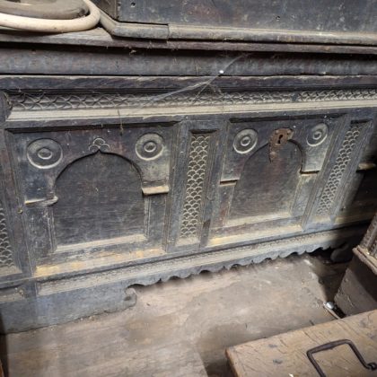 Renaissance-Truhe mit Architekturfüllungen und Fischblasenornamentik 1550–1600