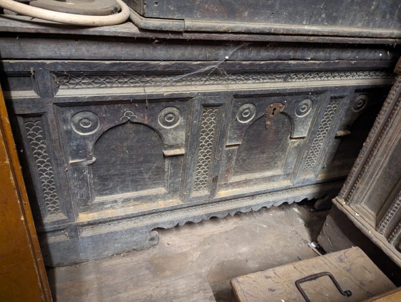 Renaissance-Truhe mit Architekturfüllungen und Fischblasenornamentik 1550–1600