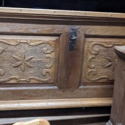 Eichenholztruhe mit geschnitzten Lilienkartuschen um 1750