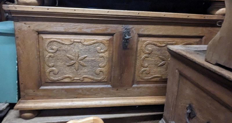 Eichenholztruhe mit geschnitzten Lilienkartuschen um 1750