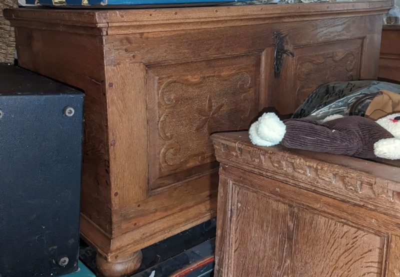 Eichenholztruhe mit geschnitzten Lilienkartuschen um 1750 – Bild 2