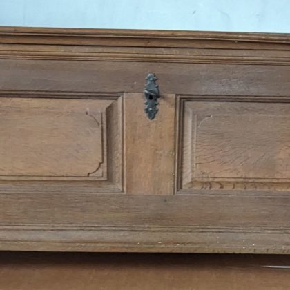 Schlichte Eichenholztruhe mit klassizistischen Anklängen, um 1800