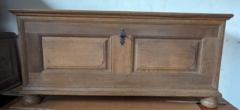 Schlichte Eichenholztruhe mit klassizistischen Anklängen, um 1800