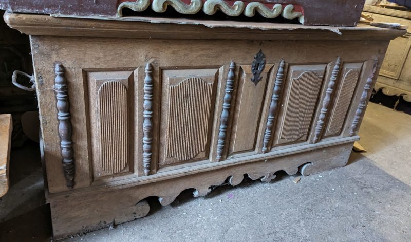 Große Eichen-Längstruhe mit Balustersäulen – Süddeutschland, 18. Jahrhundert