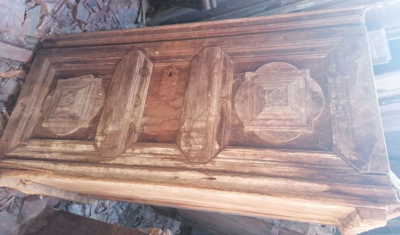 Barocke Eichenholztruhe mit geometrischen Füllungen, um 1700