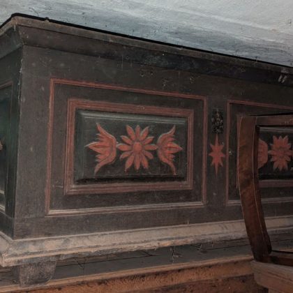 Bemalte Bauerntruhe mit Blumen- und Sternmotiv um 1820–1840