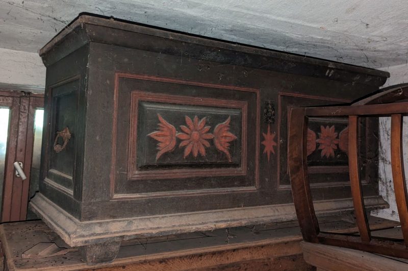 Bemalte Bauerntruhe mit Blumen- und Sternmotiv um 1820–1840