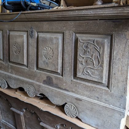 Barocke Eichenholztruhe mit Kartuschenreliefs und Rosetten um 1740