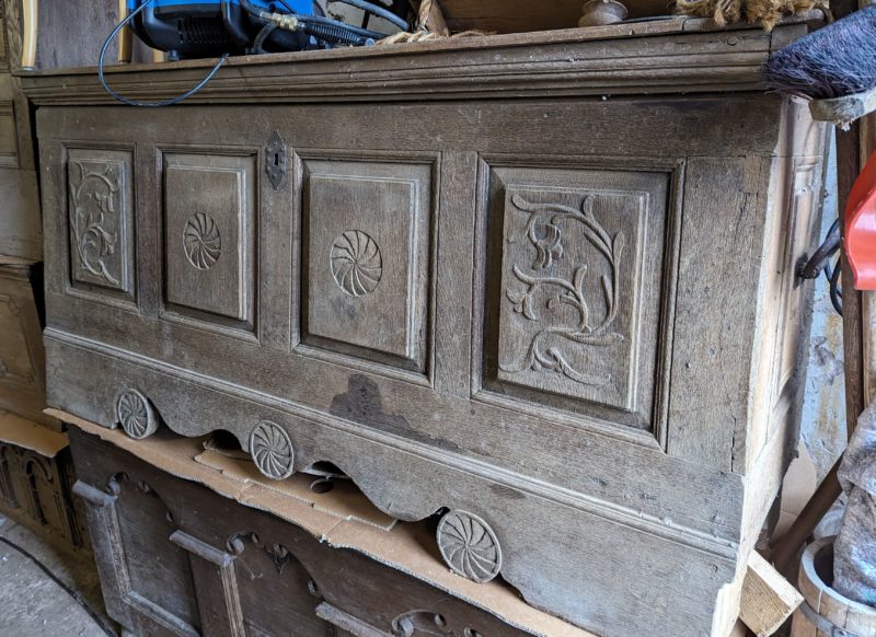 Barocke Eichenholztruhe mit Kartuschenreliefs und Rosetten um 1740