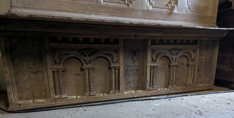 Renaissance-Truhe 1650 mit Intarsien und geschnitzten Ornamenten