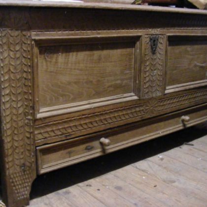 Barocke Eichenholztruhe mit Schuppenornamentik um 1740–1760