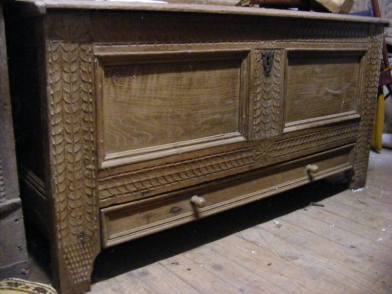 Barocke Eichenholztruhe mit Schuppenornamentik um 1740–1760